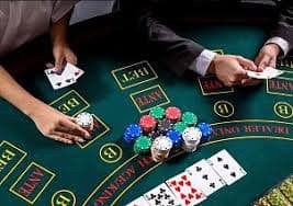 Studio live-dealer MSC di pasaran 100 menampilkan meja dengan beberapa kamera dan dealer profesional